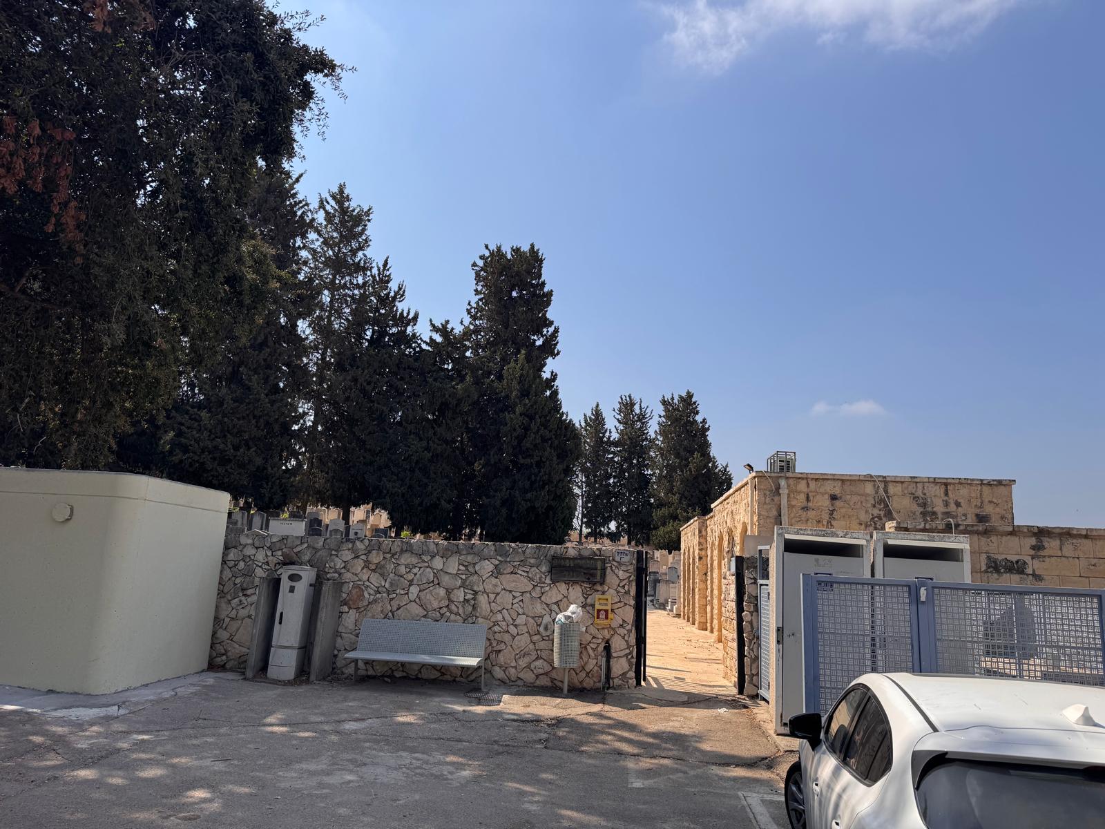 הכניסה לבית העלמין הישן בקרית אתא